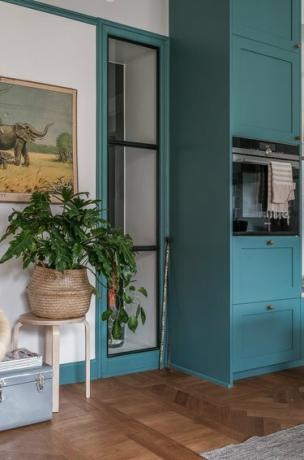 Kamer met grijze muur en groenblauwe kasten en lijstwerk