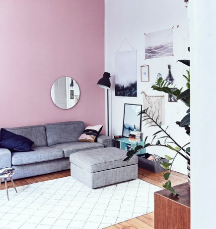 IKEA woonkamer minimalistisch meubilair in roze kamer met grijze doorsnede