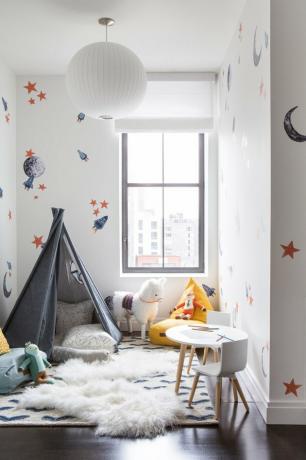 فكرة غرفة الأطفال مع Teepee Fort في غرفة اللعب في Tribeca Loft من Chango & Co