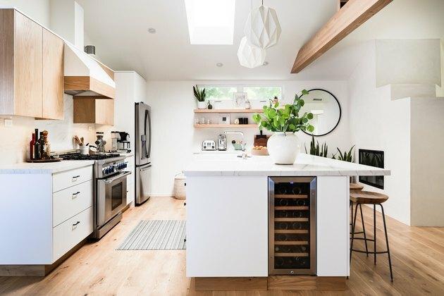 köök ja köögisaar lehtpuupõrandatega