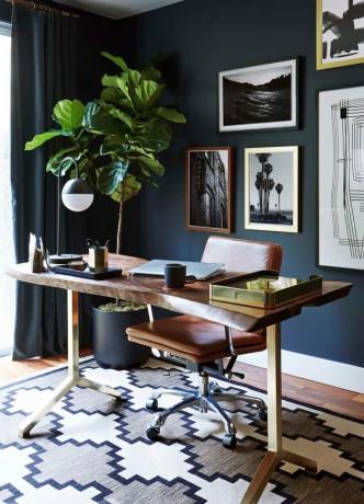 ديكور بوهو الرجالي باللون الأزرق الداكن مع مكتب وكرسي