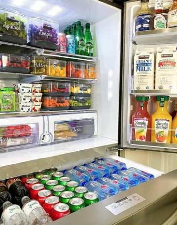Alimentos e bebidas organizados dentro de uma geladeira.