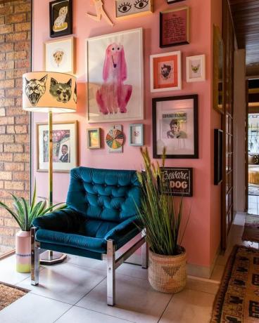 Ideias de pontos focais para corredores em um corredor rosa com uma parede de galeria eclética