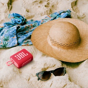 jbl-luidspreker op het strand