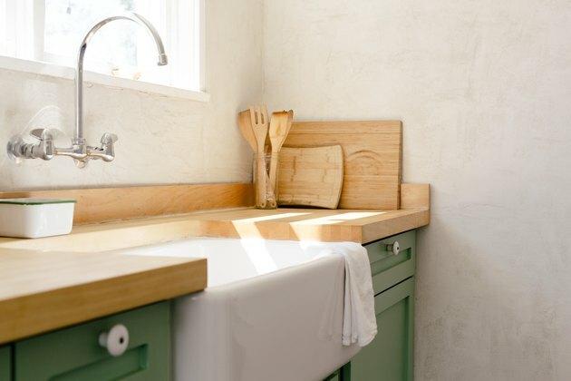 køkken gårdsvaske, bordplader i træ og vægmonteret vandhane