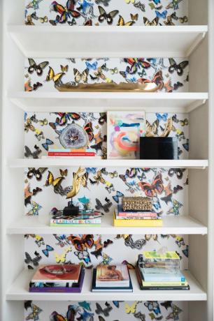 Papel de parede colorido em uma biblioteca de home office por Studio Ten 25