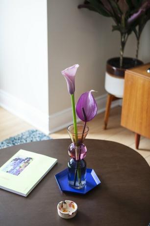 Цвеће у вази на столу за кафу