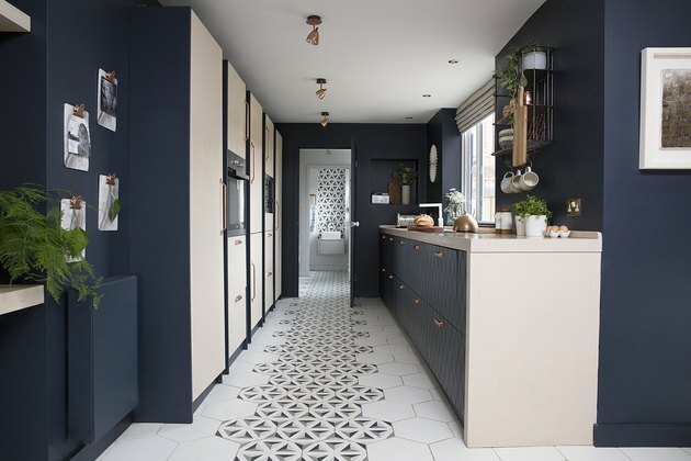 Idéia de azulejo de cozinha com armários azul marinho