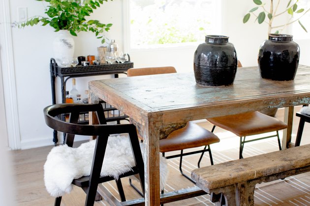 ideia de decoração de parede de sala de jantar com cadeiras incompatíveis e vasos pretos