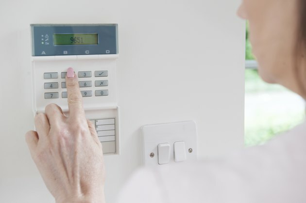 Kobieta ustawienie panelu sterowania w Home Security System