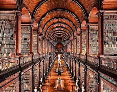 foto da longa sala da biblioteca trinity em dublin