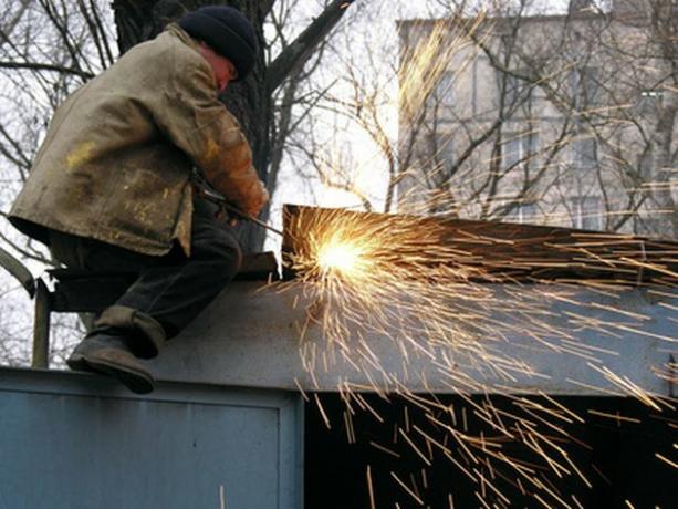 un trabajador de la construcción soldar acero