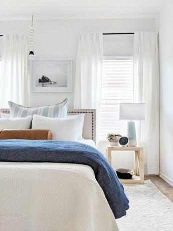 Idéia moderna de cama costeira com roupa de cama azul e branca