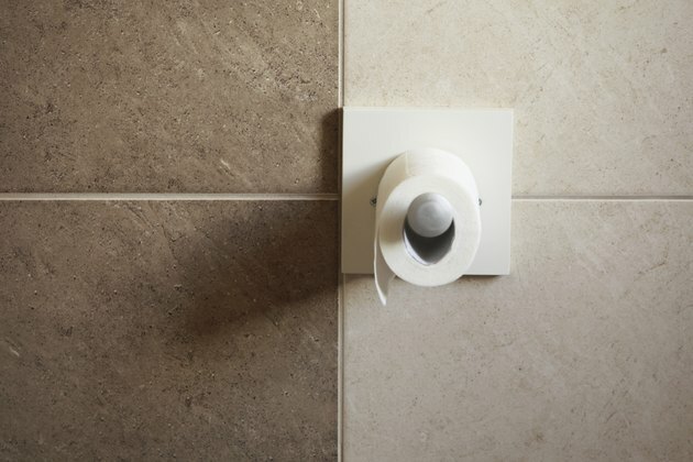 rolo de papel higiênico no banheiro