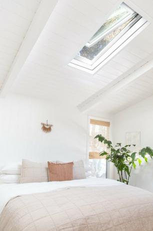 Idéia de cama costeira minimalista branca com roupa de cama de creme e clarabóia