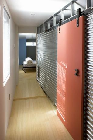 Coral Contemporary Barn Doors em paredes de aço galvanizado.