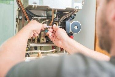 Technicien réparant la fournaise à gaz