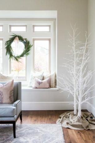 minimalistische kerstboomdecoratie ideeën met witte boom