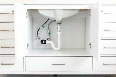 Fleksible vandhaneforsyningsledninger under vask