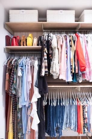 Idéias para organizador de armário faça você mesmo no armário com roupas organizadas por cor