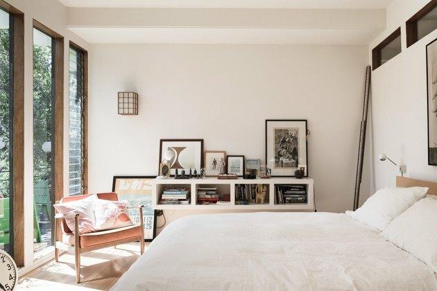 camera da letto con libreria e opere d'arte