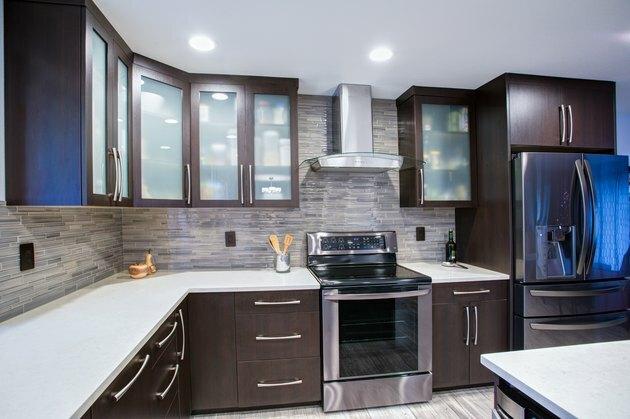 Opdateret moderne køkkenrum interiør i hvide og mørke nuancer.