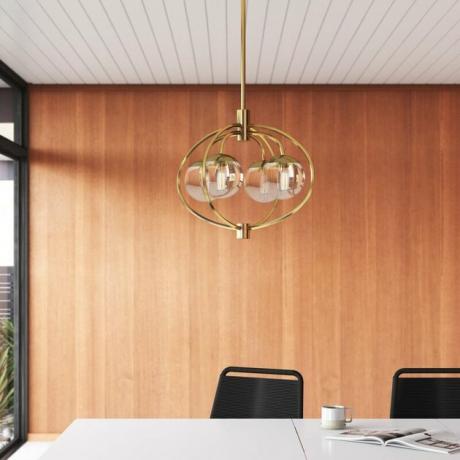 Iluminação contemporânea da sala de jantar em ouro e vidro acima da mesa
