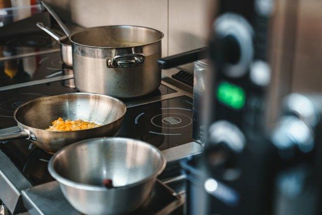 Molhos e sopas fervendo na cozinha do restaurante - foto de acervo