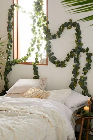 vine garland boven wit bed