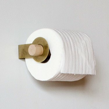 žalvarinis ir medinis tualetinio popieriaus laikiklis