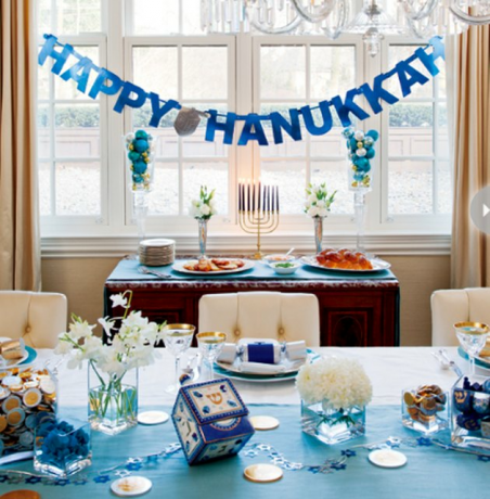 blauw en wit hanukkah tablescape