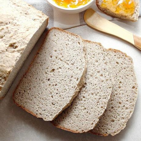 Šviežia yra tikroji be glitimo veganiška duona, skirta duonos kepimo mašinai