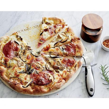 Pedra de pizza com pizza em cima.