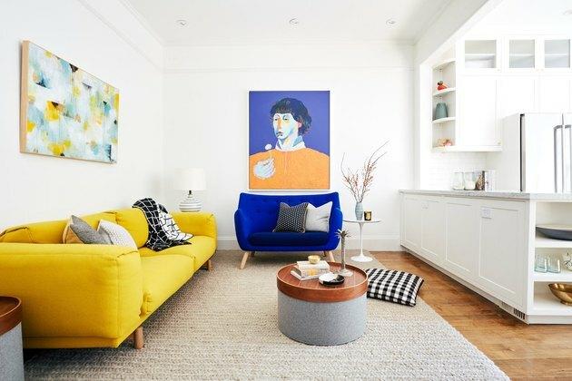 fargerik stue med gul sofa