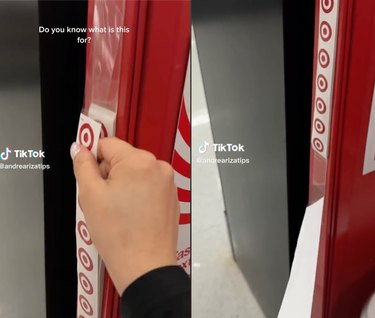 Immagine a schermo diviso di una mano che estrae una maniglia di plastica adesiva alla cassa di Target