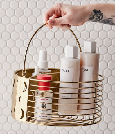 Os melhores caddies de banho de latão, shampoos, sabonetes, ladrilhos hexagonais.