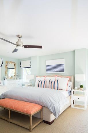 Idéia clássica de cama costeira com arte listrada e roupa de cama listrada