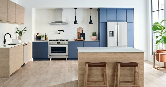 fogão da marca Bosch em cozinha azul e marrom com fogão e ilha de cozinha