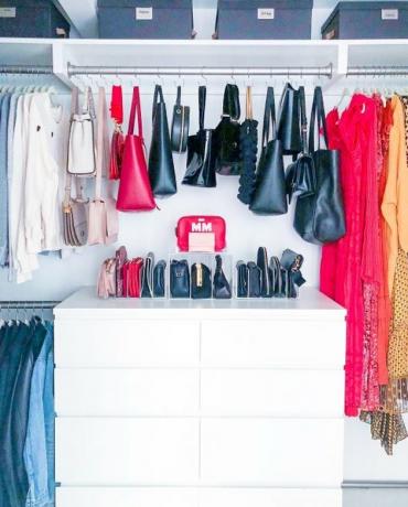 Como organizar roupas com armário organizado com porta-bolsas