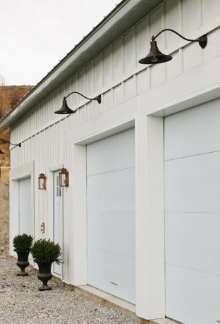 exterior cinza e branco com portas de garagem brancas