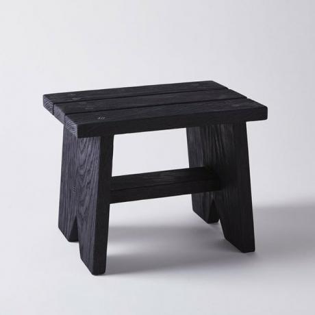 decoração de casa sustentável com banquinho preto