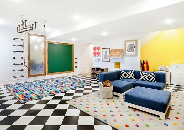sala de estar com idéias preto e branco no porão e tapetes coloridos