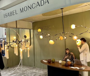 rzeźbiarskie żyrandole projektu Isabel Moncada na ICFF 2023