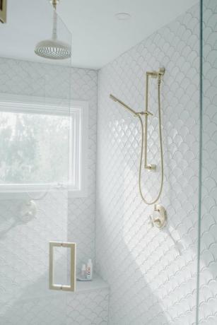 Chuva costeira com azulejos brancos em escala de peixe e acessórios dourados