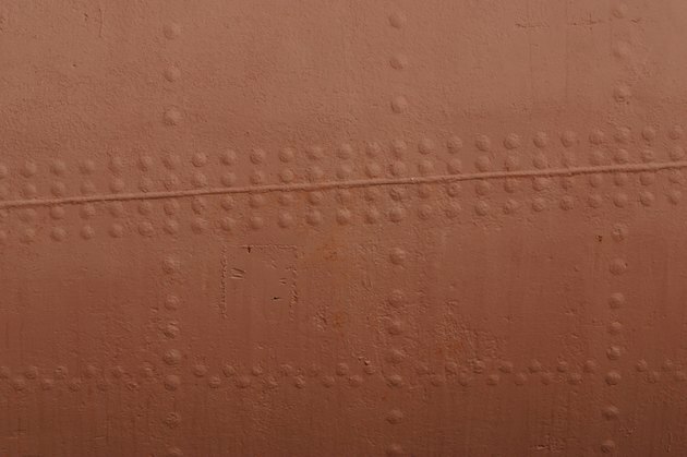 Surface peinte en métal avec rivets