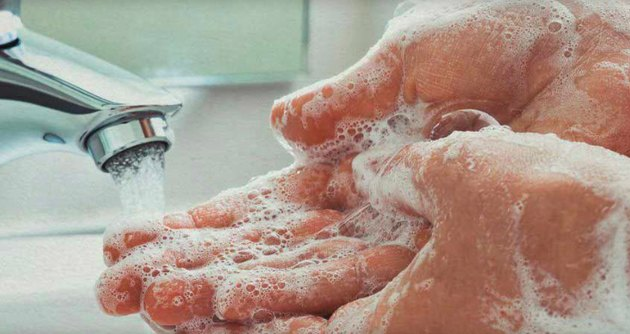 Vask spray skum af hænderne.