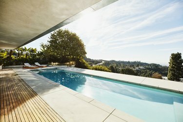 Vue de la piscine dans la cour de la maison moderne