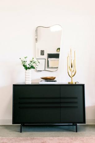 Credenza în biroul lui Jaclyn Johnson la sediul Create & Cultivate