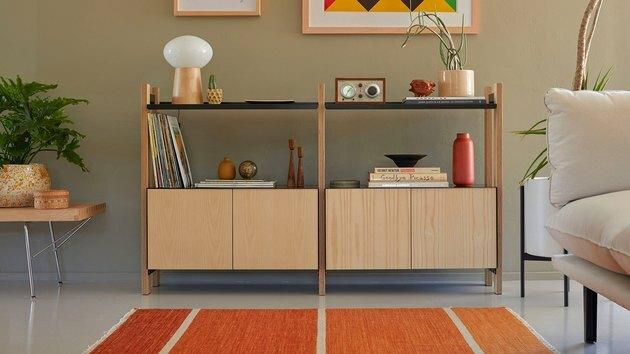 móveis ecológicos com aparador moderno com itens decorativos e obras de arte