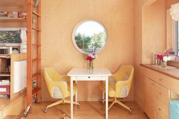 Masă și scaune minuscule Sol Haus Design la birou